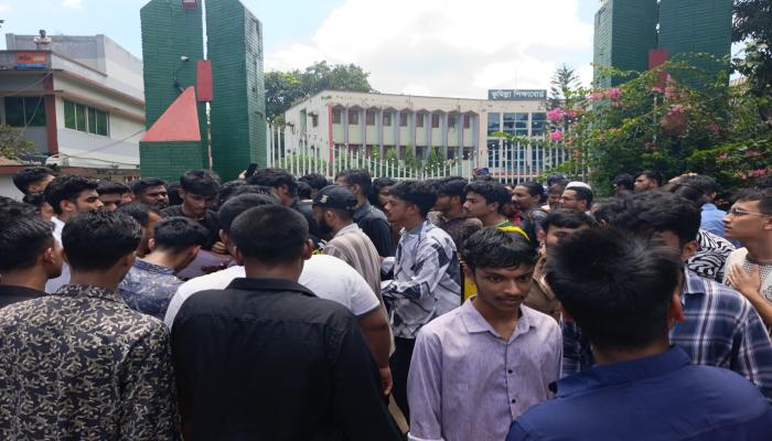 কুমিল্লা শিক্ষা বোর্ড ঘেরাও, বিক্ষোভে এইচএসসি পরীক্ষার্থীরা