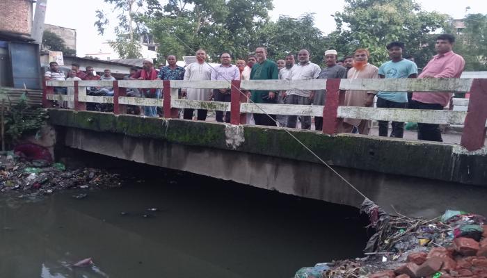 বুড়িচং পৌরসভার প্রশাসকের উদ্যোগে খালের ময়লা আর্বজনা পরিষ্কার করা হলো