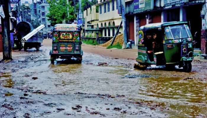 কুমিল্লা নগরীর একাধিক সড়কবেহাল দশা, সংস্কারে কেন এত দীর্ঘসূত্রতা