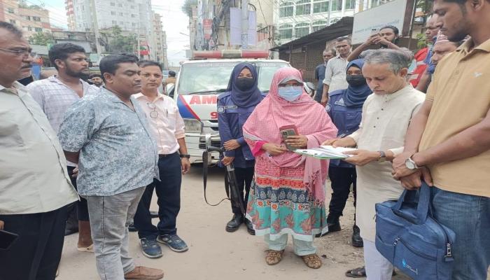 কুমিল্লার ঝাউতলায় রাস্তার ওপর নির্মাণসামগ্রী ও অ্যাম্বুলেন্স রাখায়  ১০ হাজার টাকা জরিমানা