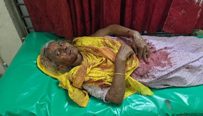 পুকুরের জমি নিয়ে বিরোধের জেরে প্রবাসীর বাড়িতে হামলা, গুরুতর আহত বাবা-মা