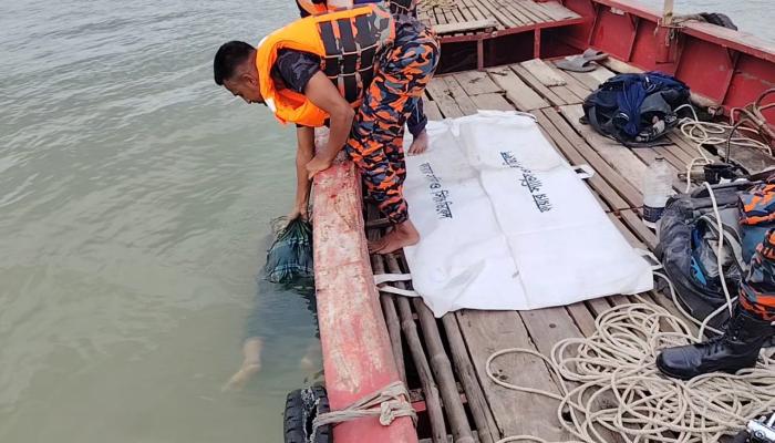 বাঞ্ছারামপুরে ৭ ঘণ্টার চেষ্টায় ফেরিঘাটে দূর্ঘটনায় নিহতের লাশ উদ্ধার করলো যৌথ বাহিনী।