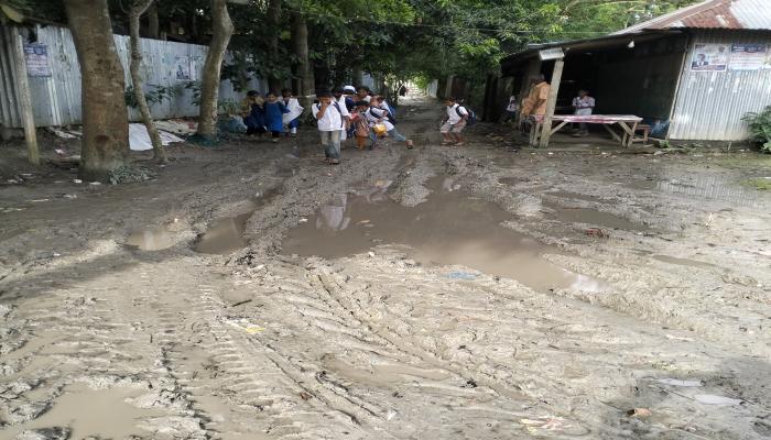 মনোহরগঞ্জ কাঁচা রাস্তার বেহাল দশা, চরম দুর্ভোগে শিক্ষার্থীরা