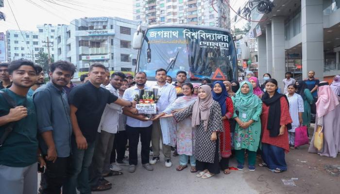 দুর্ভোগের বাসে এবার স্বস্তির যাত্রা  শিক্ষার্থীদের পাশে কুমিল্লার প্রশাসক