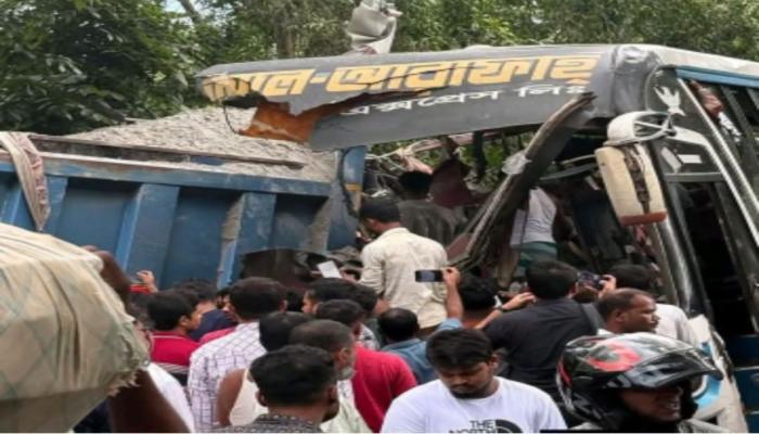 চাঁদপুরে বাস-ট্রাক সংঘর্ষে নিহত ৩, আহত ১৫