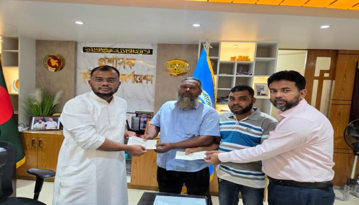 অগ্নিকাণ্ডে ক্ষতিগ্রস্ত চার ব্যবসায়ীর হাতে সিটি কর্পোরেশনের আর্থিক সহায়তার চেক