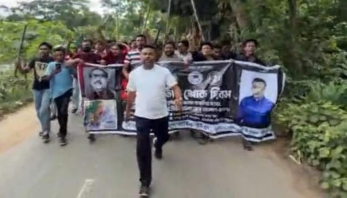 নাঙ্গলকোটে নিষিদ্ধ ঘোষিত সংগঠন ছাত্রলীগ ও যুবলীগের মিছিল