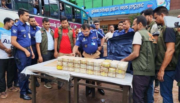 কুমিল্লায় প্রাডো গাড়িতে কোটি টাকার ৩ লাখ পিস ইয়াবাসহ আটক ২