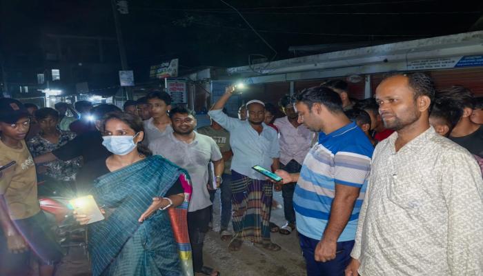 রাত ৮টার পর দোকান খোলা রাখায় মনোহরগঞ্জে ৫ প্রতিষ্ঠানকে জরিমানা