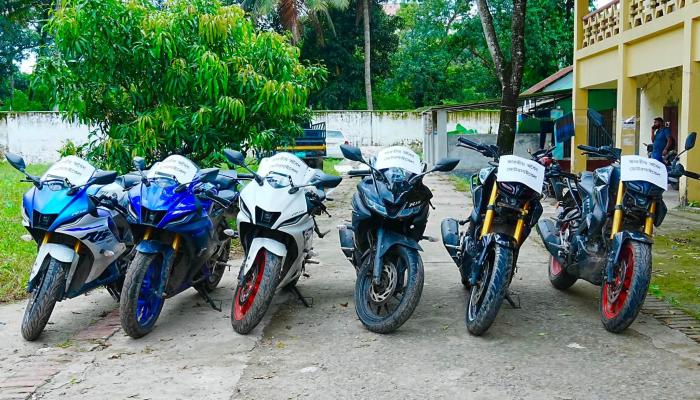 কুমিল্লায় ৬ অবৈধ ভারতীয় মোটরসাইকেলসহ চোরাচালান চক্রের ৯ সদস্য গ্রেপ্তার