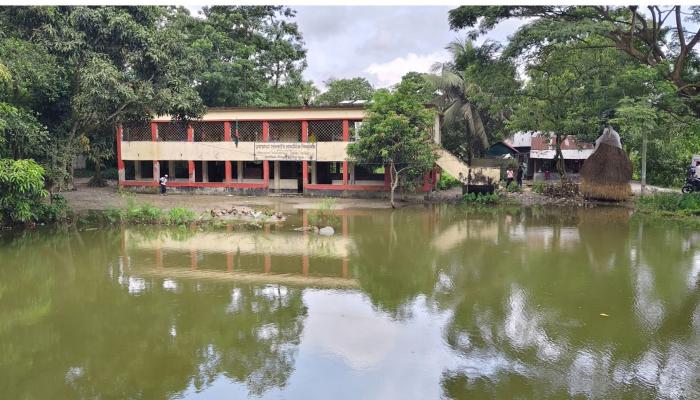 বিদ্যালয় মাঠে জলাবদ্ধতা  নিরসনে এগিয়ে এলেন সিঙ্গাপুর প্রবাসী