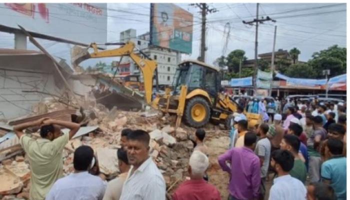 চাঁদপুর-কুমিল্লা মহাসড়কে অবৈধ স্থাপনা উচ্ছেদ অভিযান