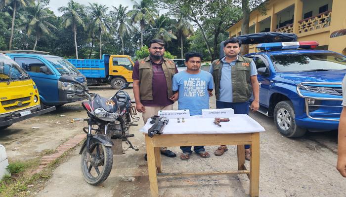 কুমিল্লায় লুট হওয়া পুলিশের শটগানসহ দুটি আগ্নেয়াস্ত্র-কার্তুজ উদ্ধার যুবক গ্রেফতার