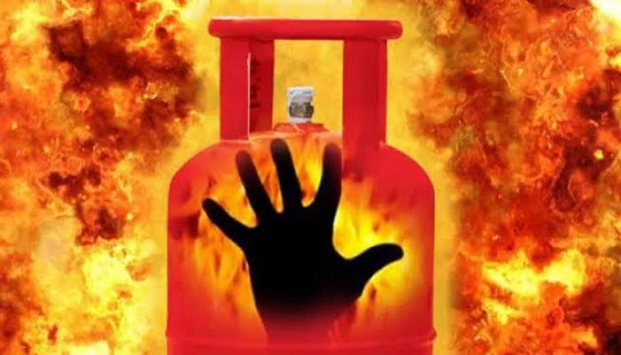 দাউদকান্দিতে একই পরিবারের তিনজন দগ্ধ