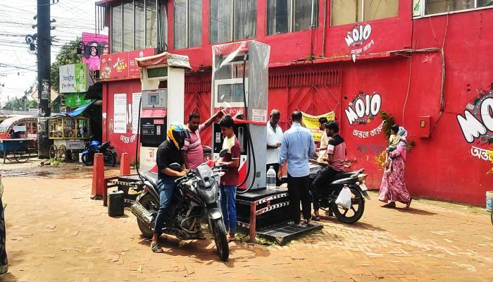 জ্বালানি তেলের মূল্যবৃদ্ধিতে ক্রেতাদের সাধারণ মানুষের ক্ষোভ, কমেছে বিক্রি