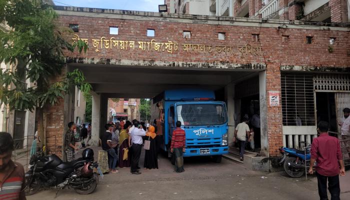 দাউদকান্দিতে থানায় ঢুকে  ভাংচুর করে ১৭ জনকে ছাড়িয়ে নেয় কিশোর গ্যাং সদস্যরা