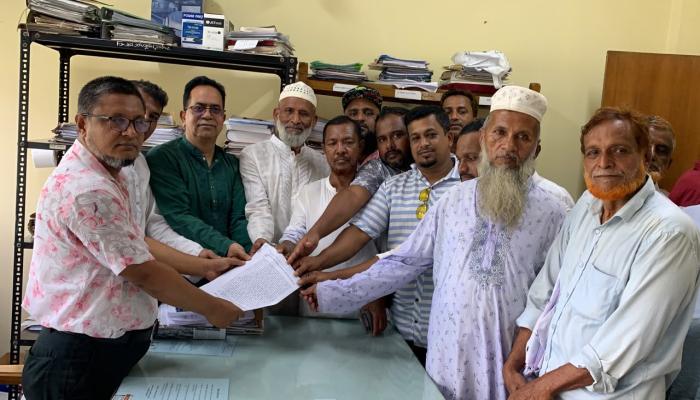 কুমিল্লায় আগের স্থানে ভোটকেন্দ্র পুনর্বহালের দাবিতে মানববন্ধন ও  স্মারকলিপি