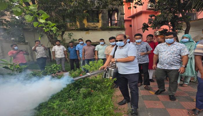 ডেঙ্গু প্রতিরোধে কুমিল্লা জেলা  পরিষদ কম্পাউন্ডে মশক  নিধন অভিযান