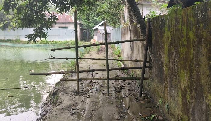 লালমাইয়ে ২০ বছরের চলাচলের রাস্তায় বাঁশের বেড়া; অবরুদ্ধ সেনা সদস্য পরিবার।