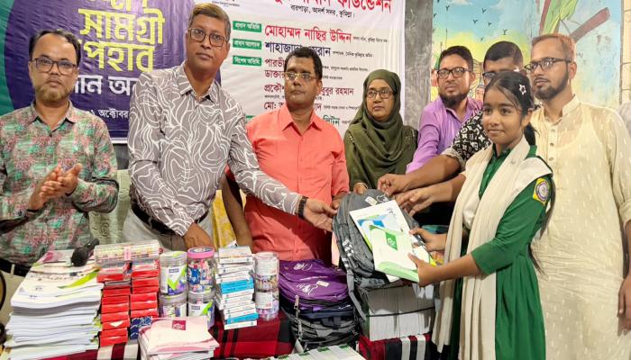 আবদুস সামাদ ফাউন্ডেশন বালুতুপা সরকারি প্রাথমিক বিদ্যালয়ে  শিক্ষা সামগ্রী বিতরন