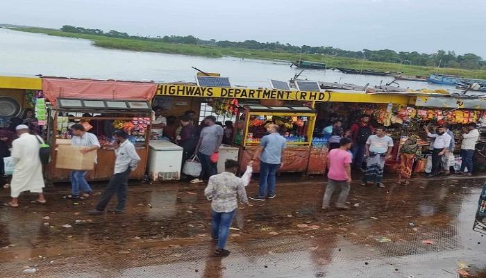 ফেরীর যাত্রী ছাউনি না-কি ব্যবসার আড়ত? বাঞ্ছারামপুরে যাত্রীদের চরম ভোগান্তি।