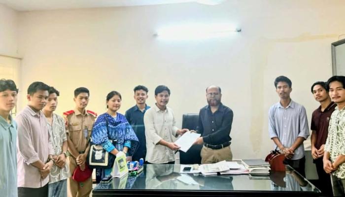 কুবিতে আদিবাসী শিক্ষার্থীদের ৩ দফা দাবিতে রেজিস্ট্রারকে স্মারকলিপি