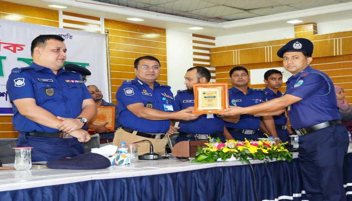 মাদক উদ্ধার ও পরোয়ানা তামিল ব্রাহ্মণপাড়া থানার একাধিক  কর্মকর্তা পুরস্কৃত