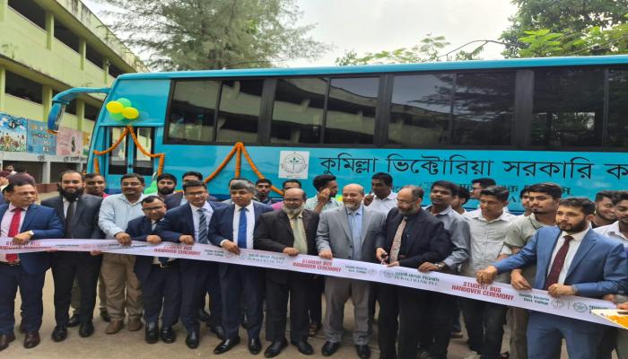 ভিক্টোরিয়া কলেজের শিক্ষার্থীদের জন্য পূবালী ব্যাংকের বাস উপহার