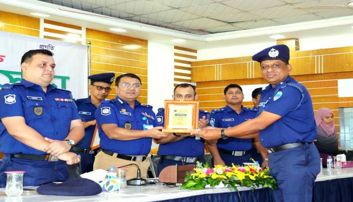 কুমিল্লায় মাদক ও অস্ত্র উদ্ধারে শ্রেষ্ঠ ওসি সাজেদুল ইসলাম