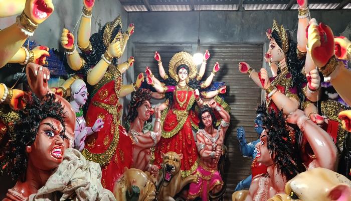 কাদামাটি আর খড়ের কাঠামোয় রূপ পাচ্ছে শারদীয় আনন্দ, কুমিল্লায় ৮৬০ মণ্ডপে চলছে প্রস্তুতি