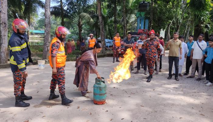 ব্রাহ্মণপাড়ায় দুর্যোগ প্রশমন দিবস পালিত, অগ্নিকাণ্ড-ভূমিকম্পের মহড়া