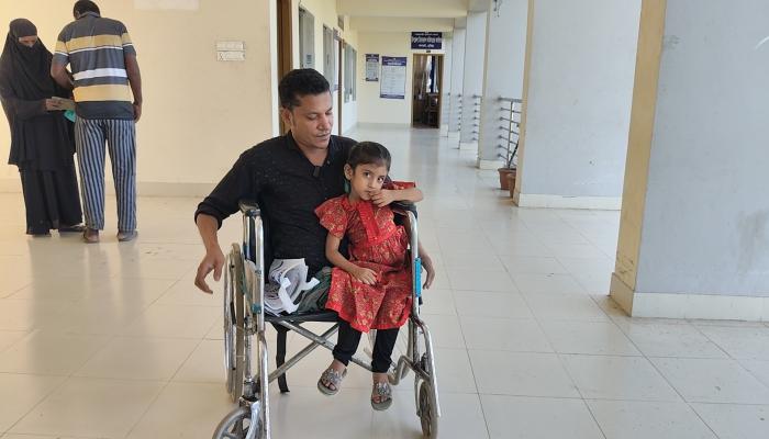 ২৫ বছর ধরে দুই পা নেই, চার কন্যাসন্তানকে নিয়ে অজুদ মিয়ার বেঁচে থাকার আকুতি
