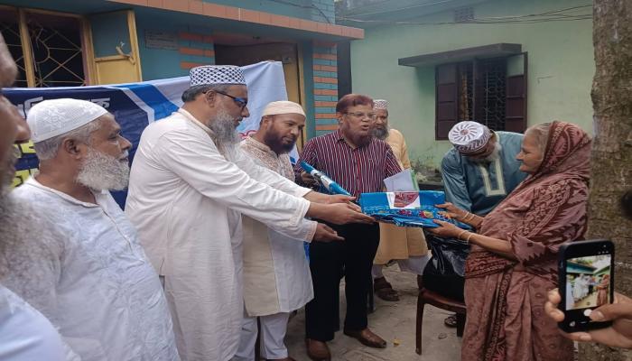 সনাতনী পরিবারের মাঝে  অধ্যাপক এমদাদুল হক মামুনের উপহার সামগ্রী বিতরণ