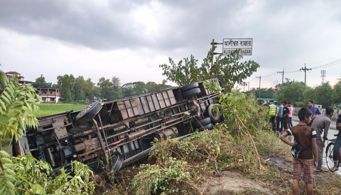 লালমাইয়ে নিয়ন্ত্রণ হারিয়ে ফসলি জমিতে পড়ল ‘লাল-সবুজ’ বাস, আহত একাধিক